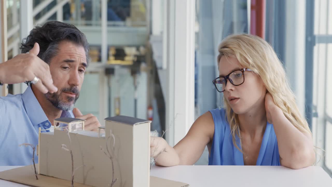 arquitectos trabajando juntos en una oficina