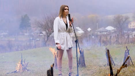 무대 위의 소녀 가수