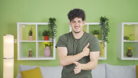 el hombre que sufre del olor al sudor.