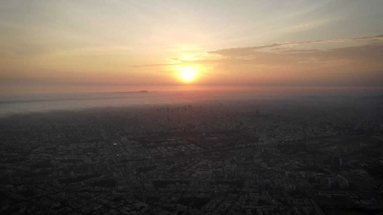toma aérea del impresionante paisaje urbano de lima sobre las nubes al atardecer, perú