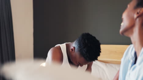 lucha de almohadas en el dormitorio, felicidad en el hogar