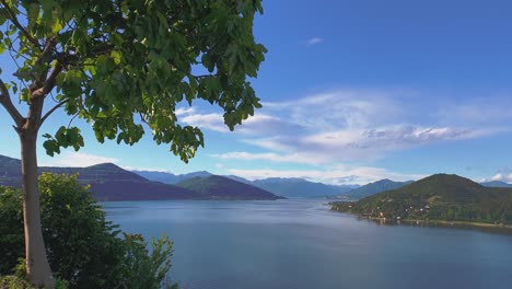 イタリア、マッジョーレ湖とアルプス山脈を背景に美しいパノラマの景色