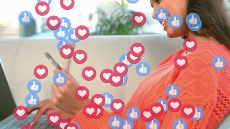 mujer caucásica en distanciamiento social comprando en línea en casa