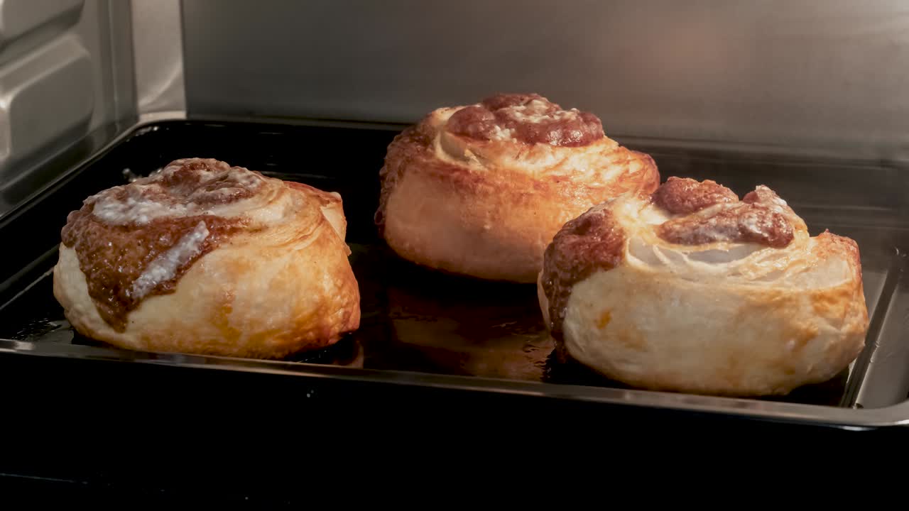 Timelapse - tres rollos de canela horneándose y subiendo en horno eléctrico en casa