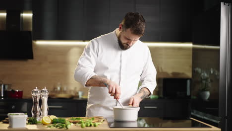 chef preparando comida en una cocina moderna