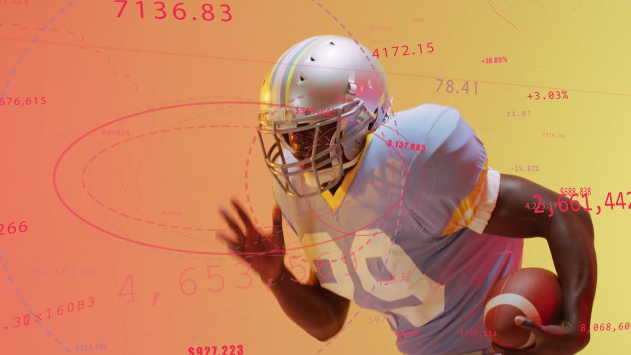 Video verticale: Giocatore di football americano che avanza, guidando il gioco, con anelli di dati che attraversano casco e palla.