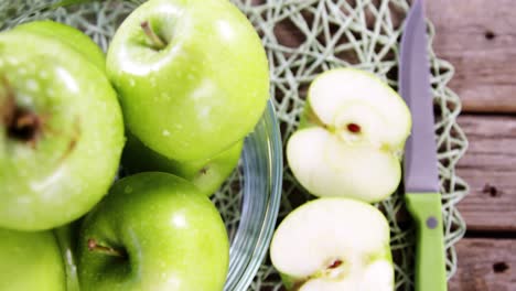 Manzanas-Verdes-Y-Cuchillo-Sobre-Tabla-De-Madera