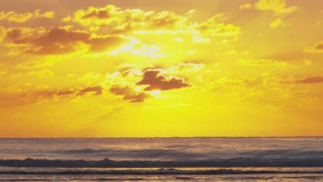 Impresionante-Cielo-Amarillo-Nublado-En-La-Playa,-Con-Olas-En-La-Orilla,-Fondo