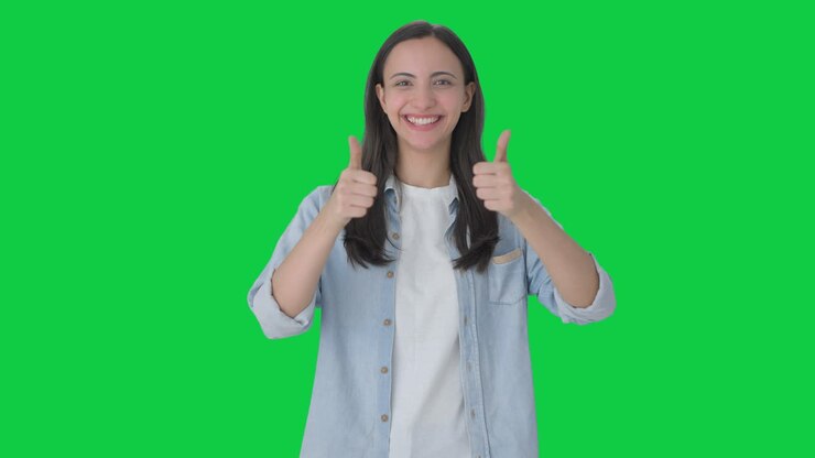 Ragazza indiana felice che fa il pollice in su, schermo verde
