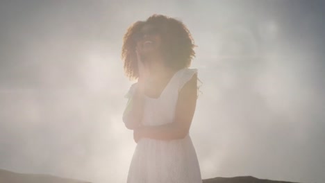 animación de una feliz mujer afroamericana en la playa sobre puntos de luz
