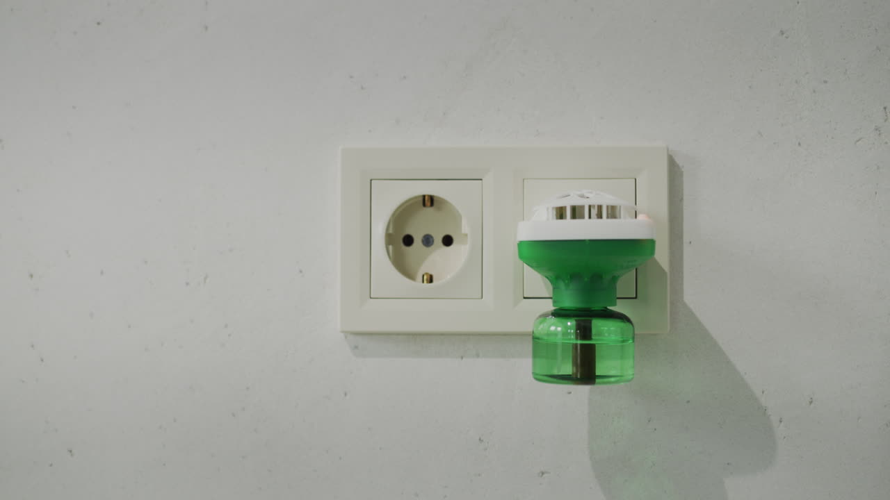 la mano conecta un fumigador a un enchufe eléctrico, un dispositivo para exterminar mosquitos. vídeo 4k