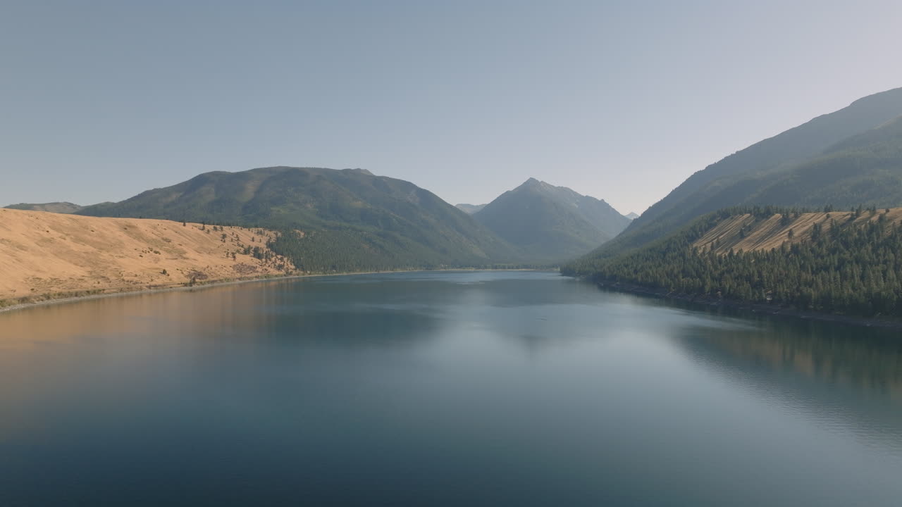 wallowa lake oregon의 흐릿한 풍경 공중 영상