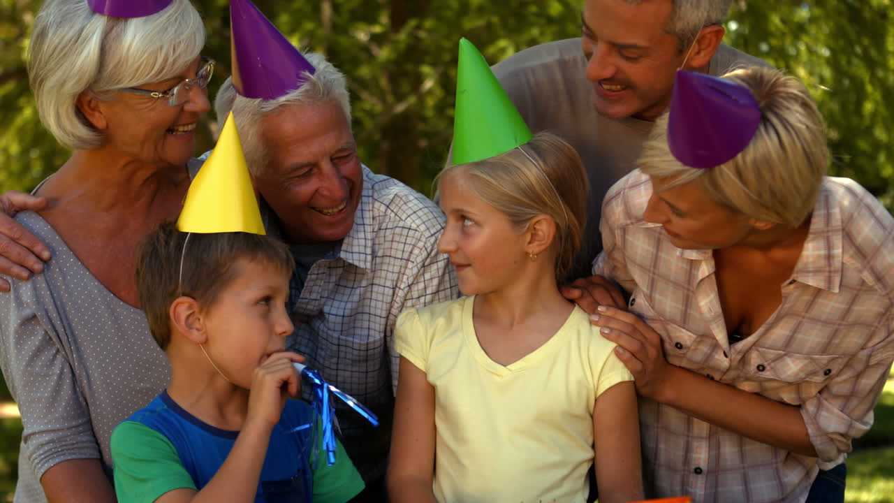 familia feliz celebrando un cumpleaños en el parque