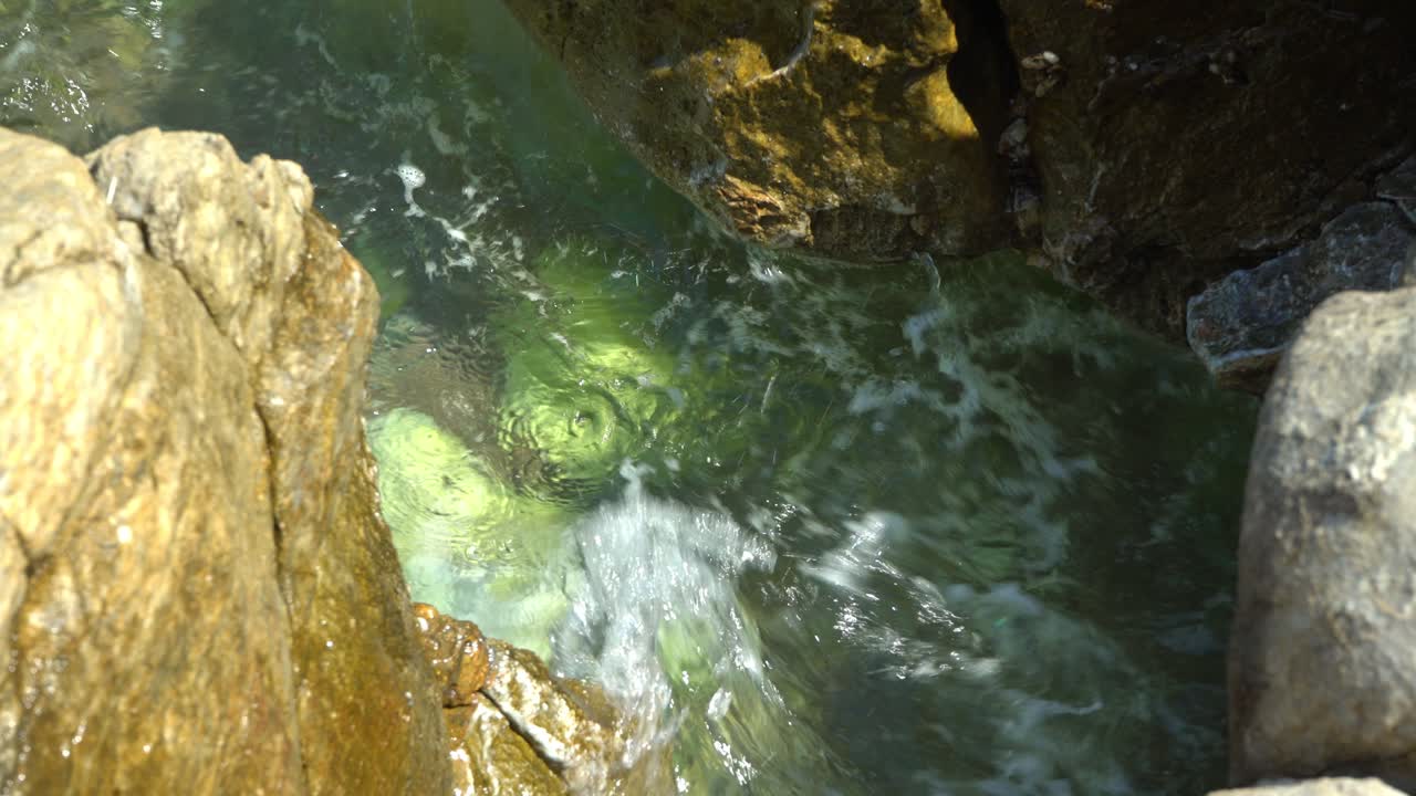 Primo piano di onde del mare che si infrangono sulle rocce