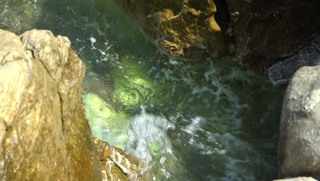 Nahaufnahme-Von-Meereswellen,-Die-Auf-Felsen-Plätschern