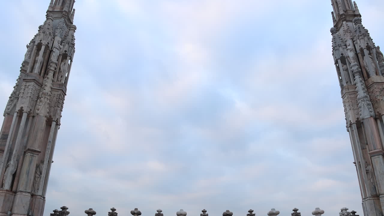 밀라노 시티의 꼭대기에 있는 사람들과