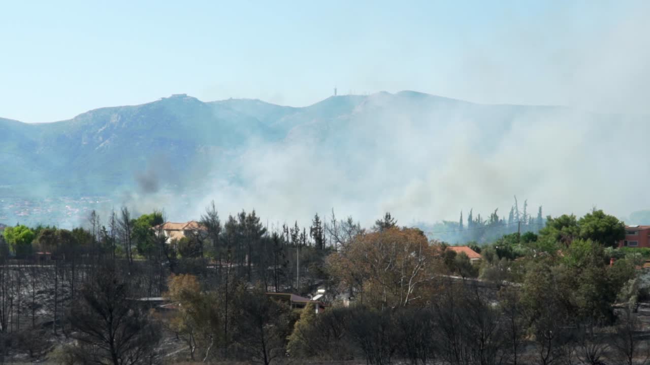 파르니타 산에서 큰 산불의 재앙적 결과에 대한 느린 동작 팬 와이드 뷰