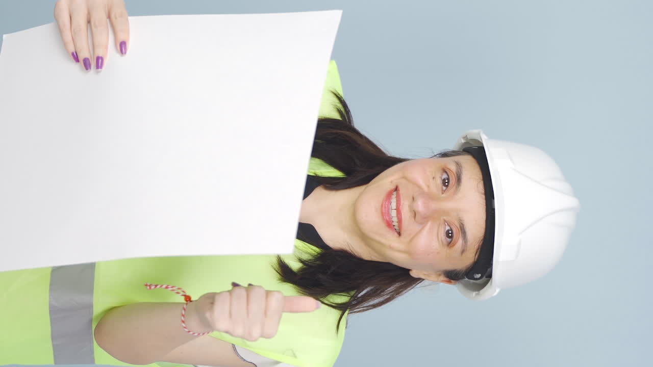 vídeo vertical del ingeniero mirando a la cámara y haciendo un gesto positivo.