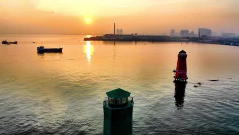 Drohnenvideo-Eines-Sonnenuntergangs-An-Einem-Schönen-Sommertag-Mit-Blick-Auf-Den-Himmel-Und-Die-Sonne-über-Dem-Wasser