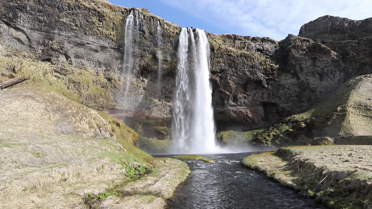 cascada seljalandfoss en islandia con río y musgo verde