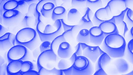 fondo líquido azul en bucle en 4k. patrón ondulado abstracto en la superficie brillante y brillante del fluido azul, ondas en el fluido de pintura en animación suave. líquido viscoso 3d. telón de fondo creativo