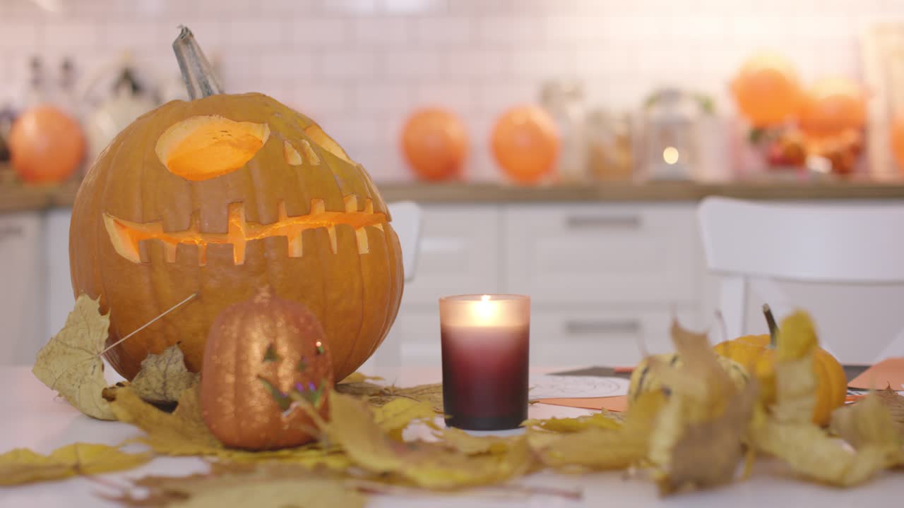 jack o linternas de miedo en la mesa de la cocina