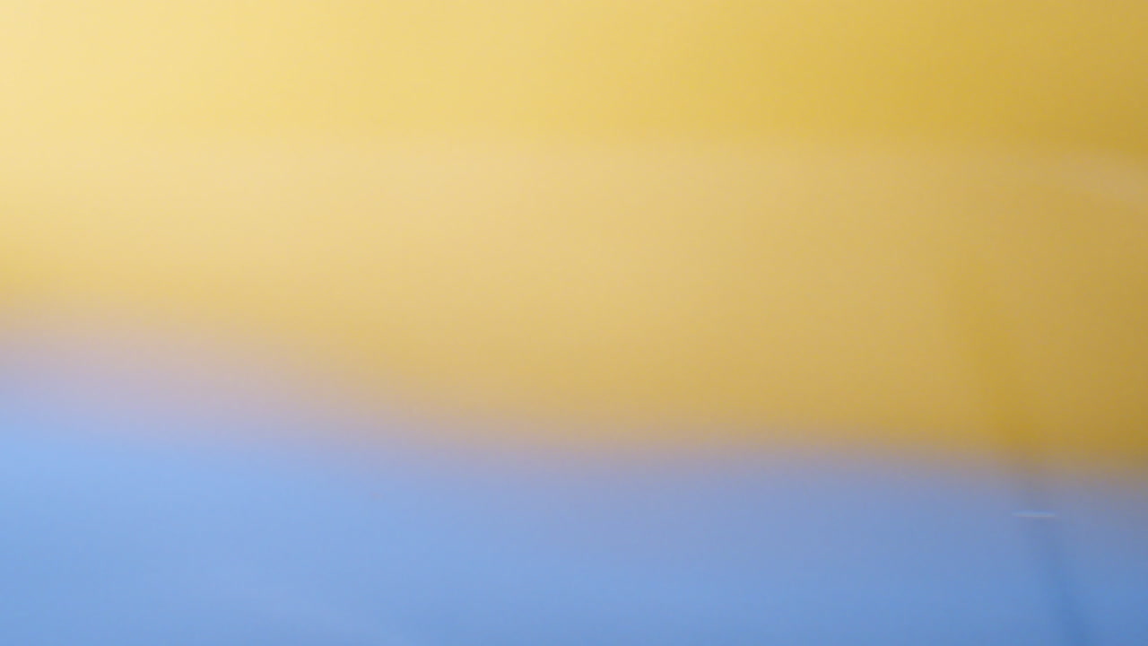 primer plano real de la gota de agua cae en el agua y círculos divergentes de agua con un fondo de color suave en el estudio con espacio de copia para colocar un texto para publicidad