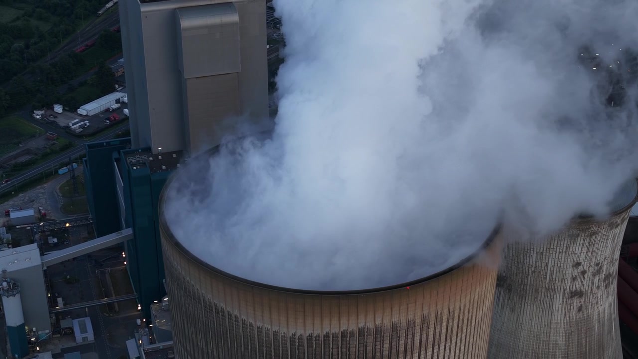Vista aerea di una massiccia centrale elettrica a lignite con grandi torri di raffreddamento, che mostra la generazione di elettricità da combustibili fossili, l'industria pesante e l'infrastruttura energetica