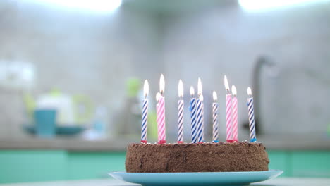 postre casero con velas de cumpleaños