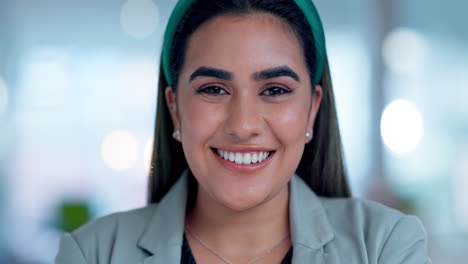 cara, sonrisa y una mujer india de negocios confiada