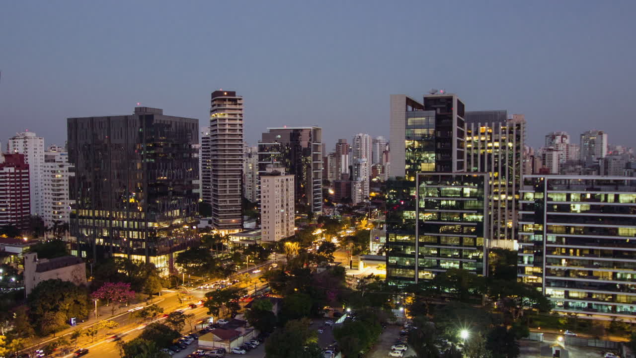 lapso de tiempo del día a la noche, edificios iluminándose, sao paulo, brasil