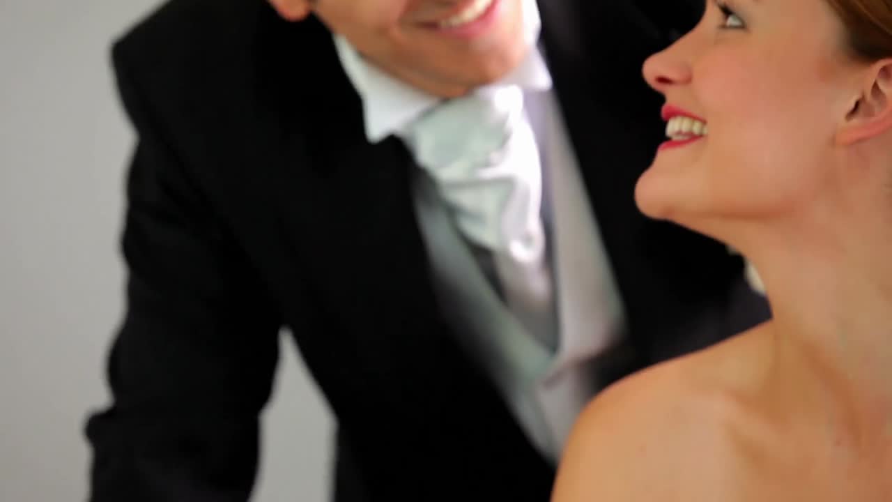 행복 한 부부 가 결혼 등록서 에 서명 하고 있다