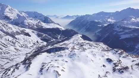revelación de drones de los alpes italianos en invierno, mucha nieve, valle en el fondo, inclinación hacia arriba