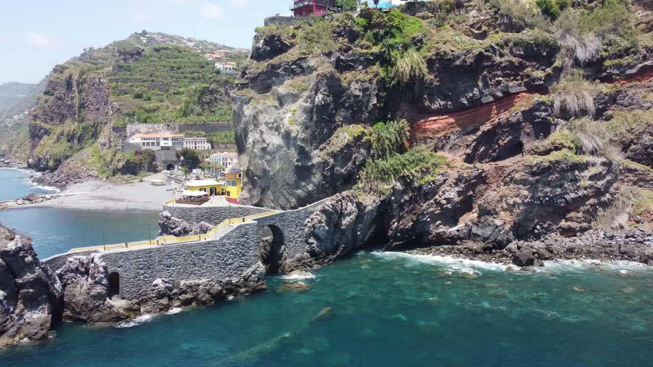 Vedute costiere che si affacciano su Ponta Do Sol a Madeira
