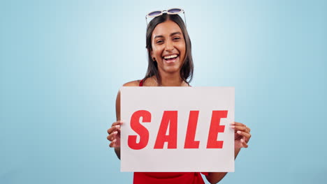 femme heureuse, panneau d'affichage et panneau de vente pour la mode