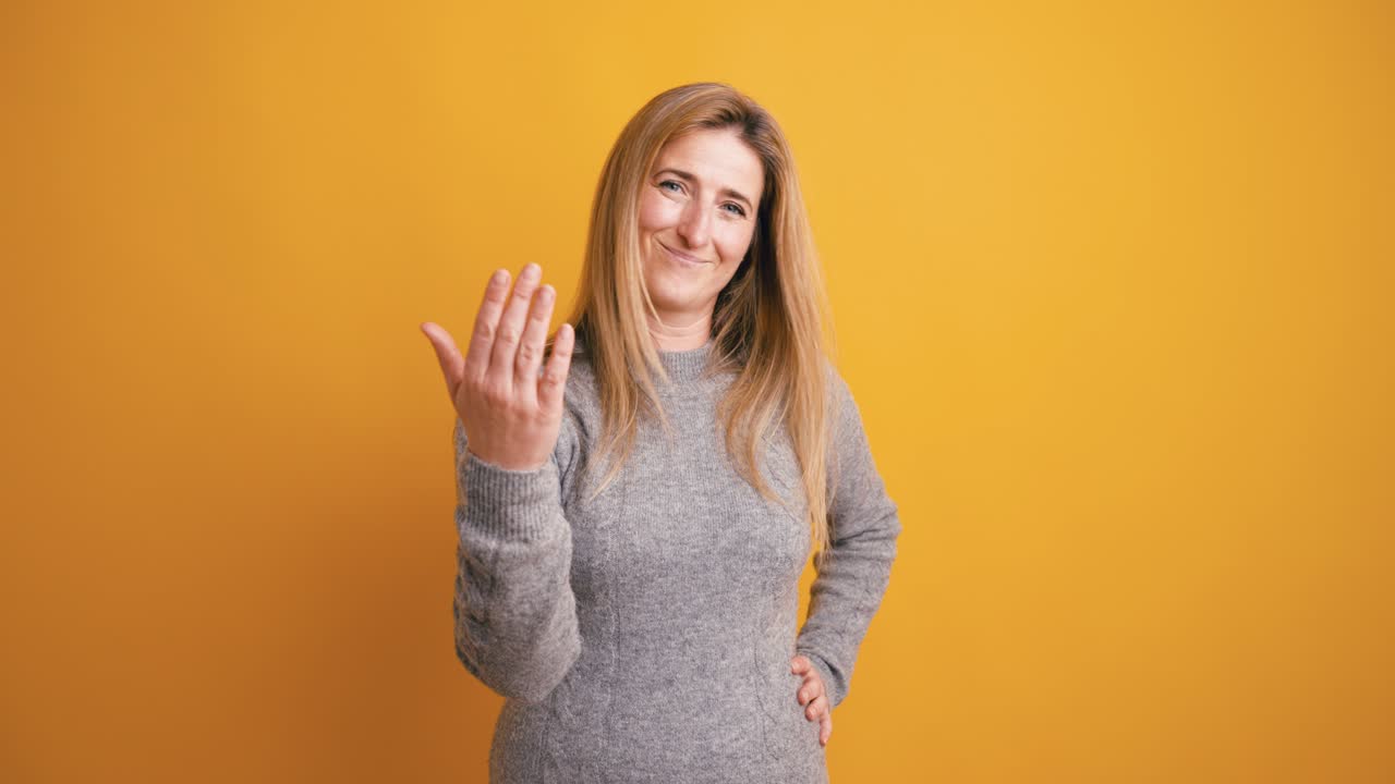 Donna sorridente che fa un gesto invitante