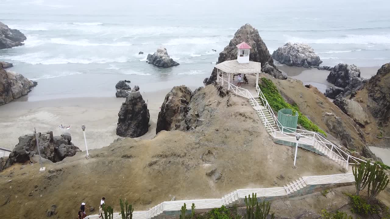 산책로를 따라 절벽 전망대를 향해 걷는 사람들