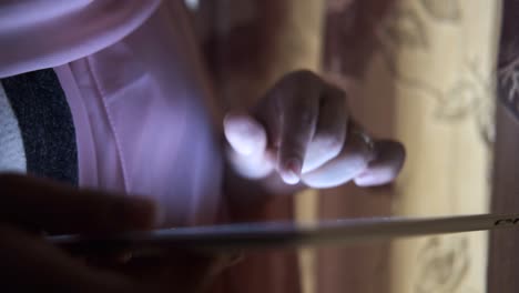 mujer que usa tabletas