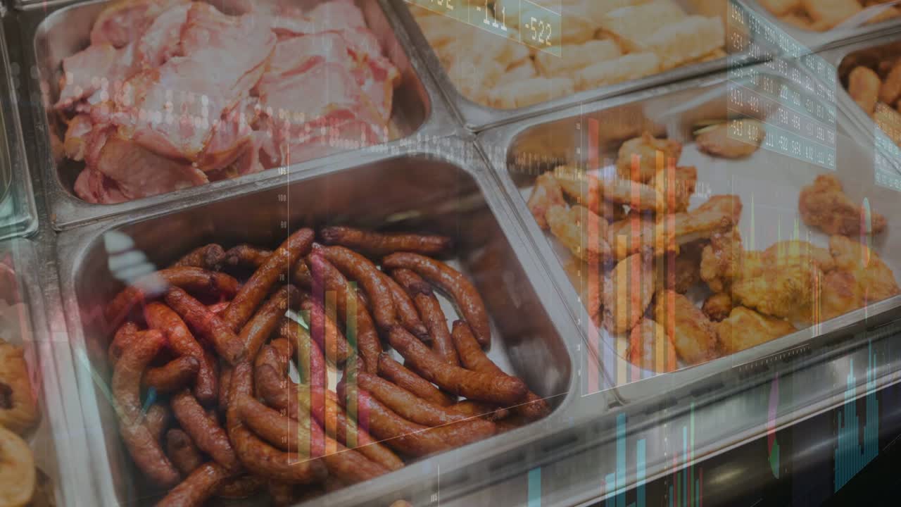 Trois bacs de traiteur en acier contenant des saucisses et des frites, la caméra dérive, une superposition de données créant un effet de traînée sur les plateaux.