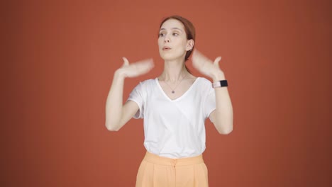 la alta temperatura del aire está asfixiando a la mujer.