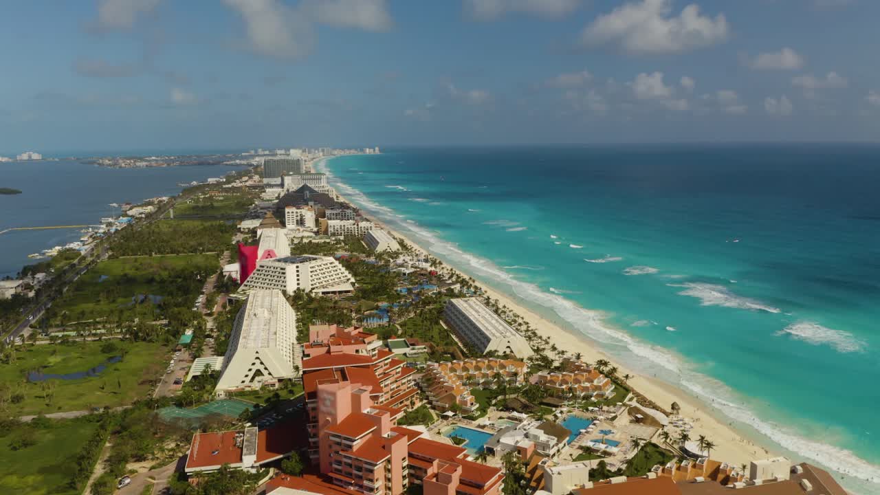 Vista aerea a volo d'uccello della Zona Hotelera di Cancun