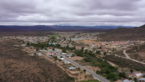 Südafrika-Stadt,-Umgeben-Von-Bergen,-Luftaufnahme-Eines-Heißen,-Bewölkten-Tages