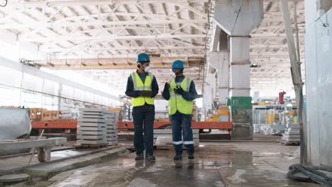 compañeros de trabajo en una fábrica de mármol