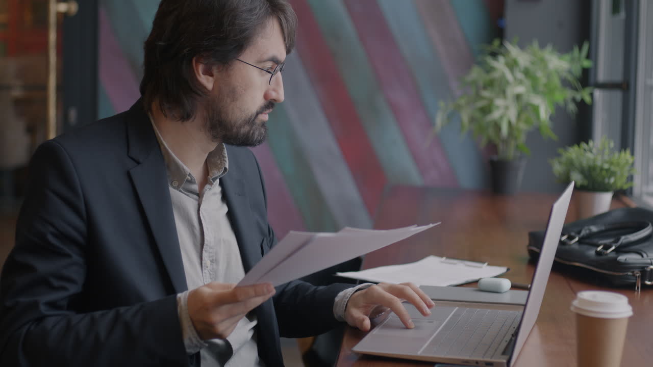 hombre de negocios trabajando en un café