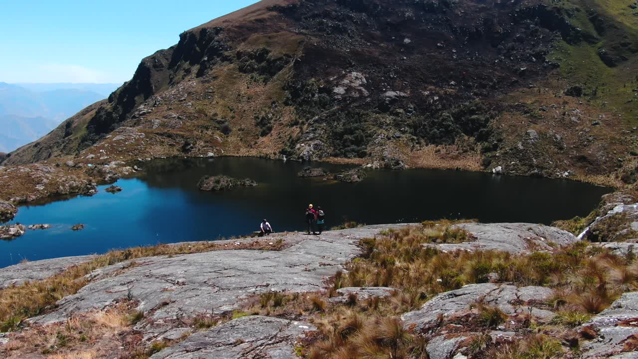 turistas admirando la primera laguna de pichgacocha de ambo, huanuco, perú en las montañas de los andes