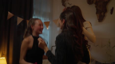 chicas adolescentes cantando y bailando en una fiesta en casa