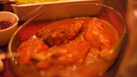 un primer plano de un conejo humeante que se sirve en la cena tradicional de navidad
