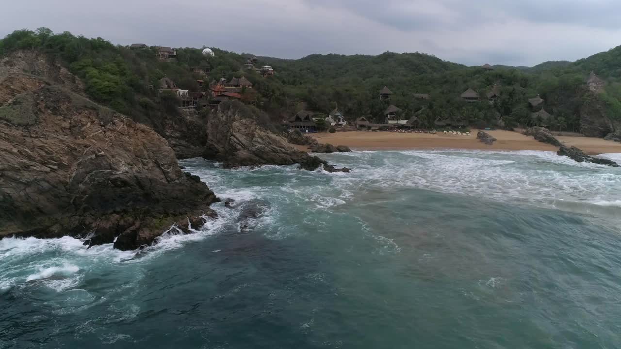 Ampia ripresa aerea della spiaggia di Zipolite, Oaxaca