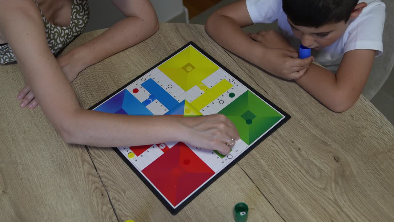 Persone che giocano a Parcheesi