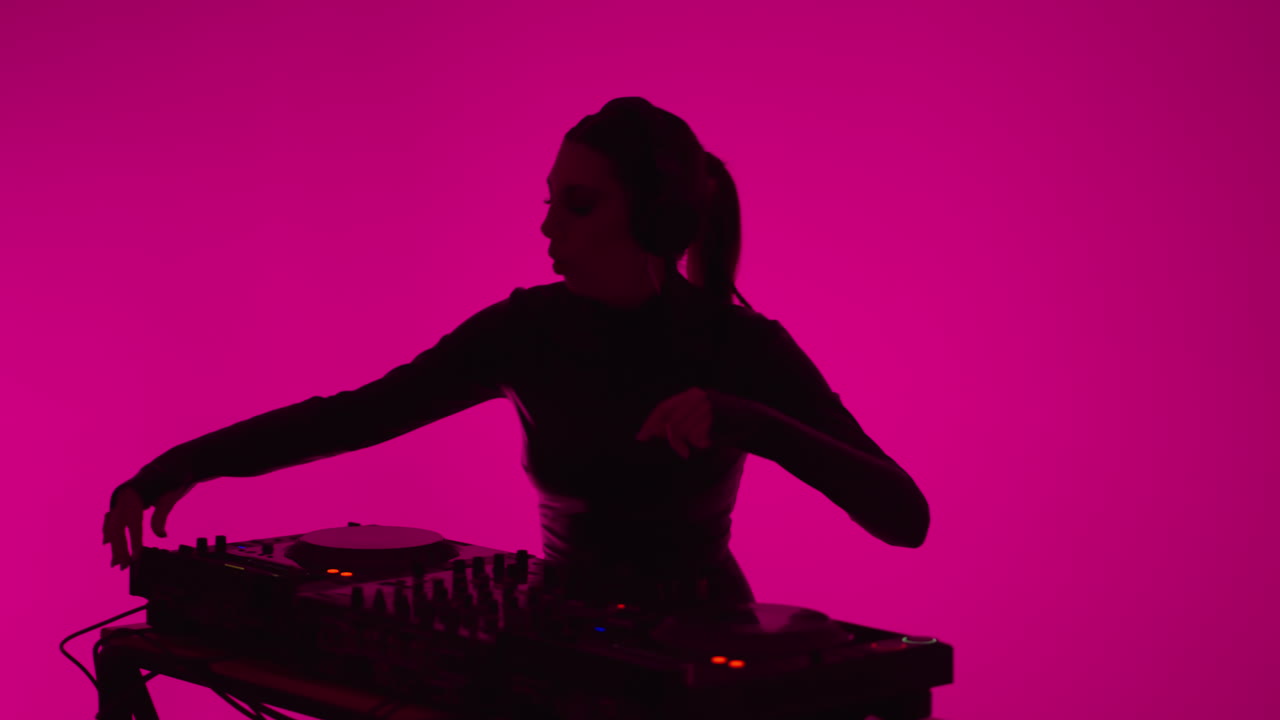 dj femenina mezclando música en un tocadiscos